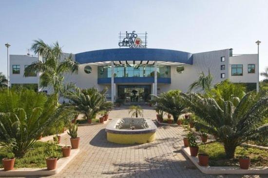 Infocity Club And Resort Gandhinagar Zewnętrze zdjęcie