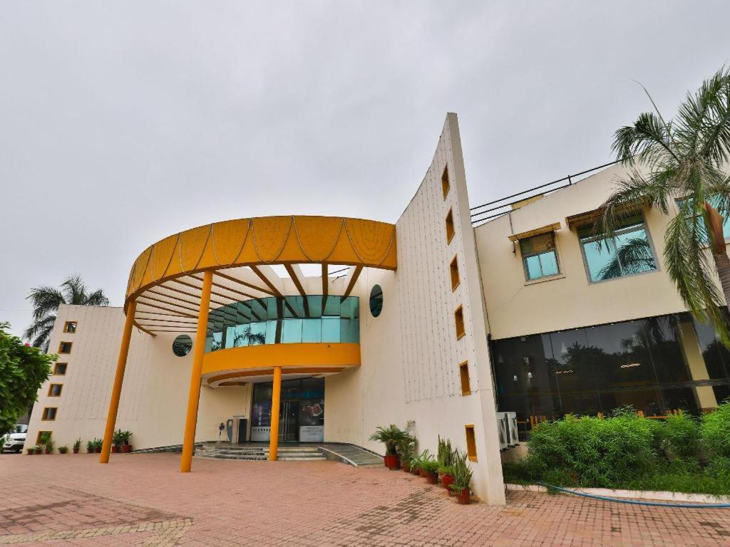 Infocity Club And Resort Gandhinagar Zewnętrze zdjęcie